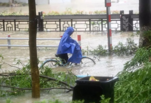 台风最新消息了，风雨中的城市，与那些坚守的身影