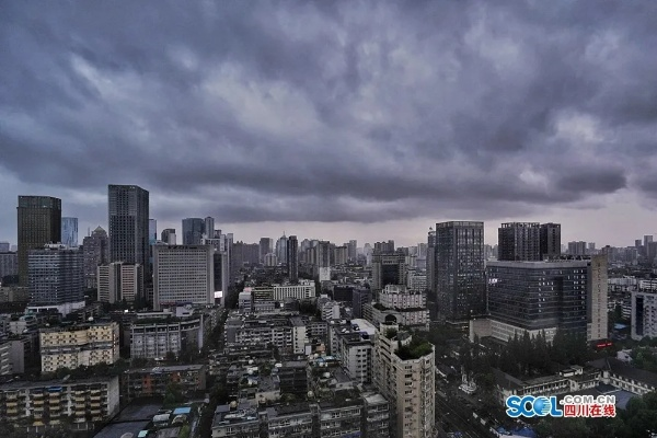 蜀天欲裂，成都大暴雨前夜，一座城市的呼吸与守望