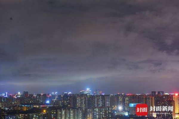 蜀天欲裂，成都大暴雨前夜，一座城市的呼吸与守望